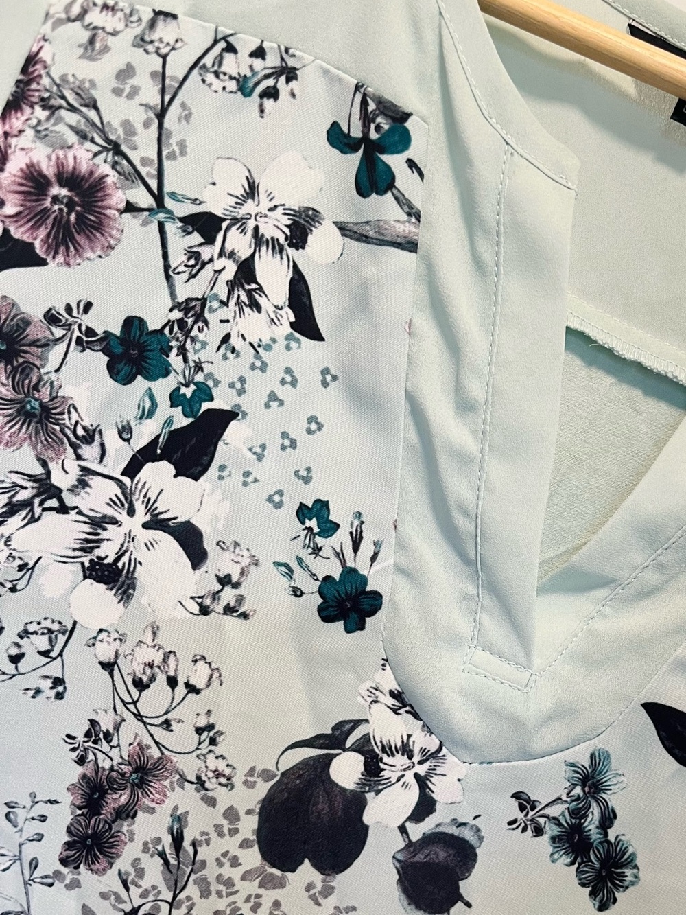 RW&CO. Light Mint Floral V-Neck Blouse Size L - Picture 4 of 6